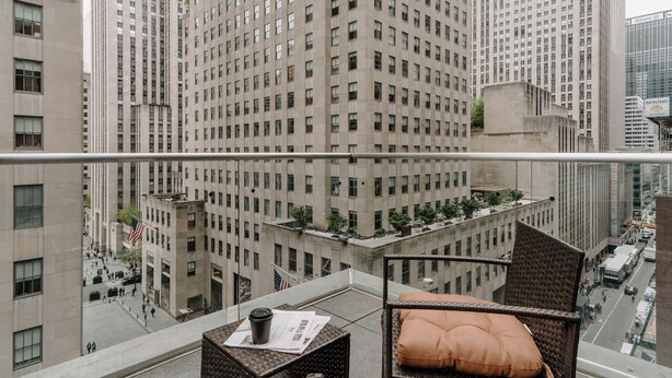 A high-rise building with a clear view of the surrounding cityscape. - The Jewel Hotel, New York (New York)