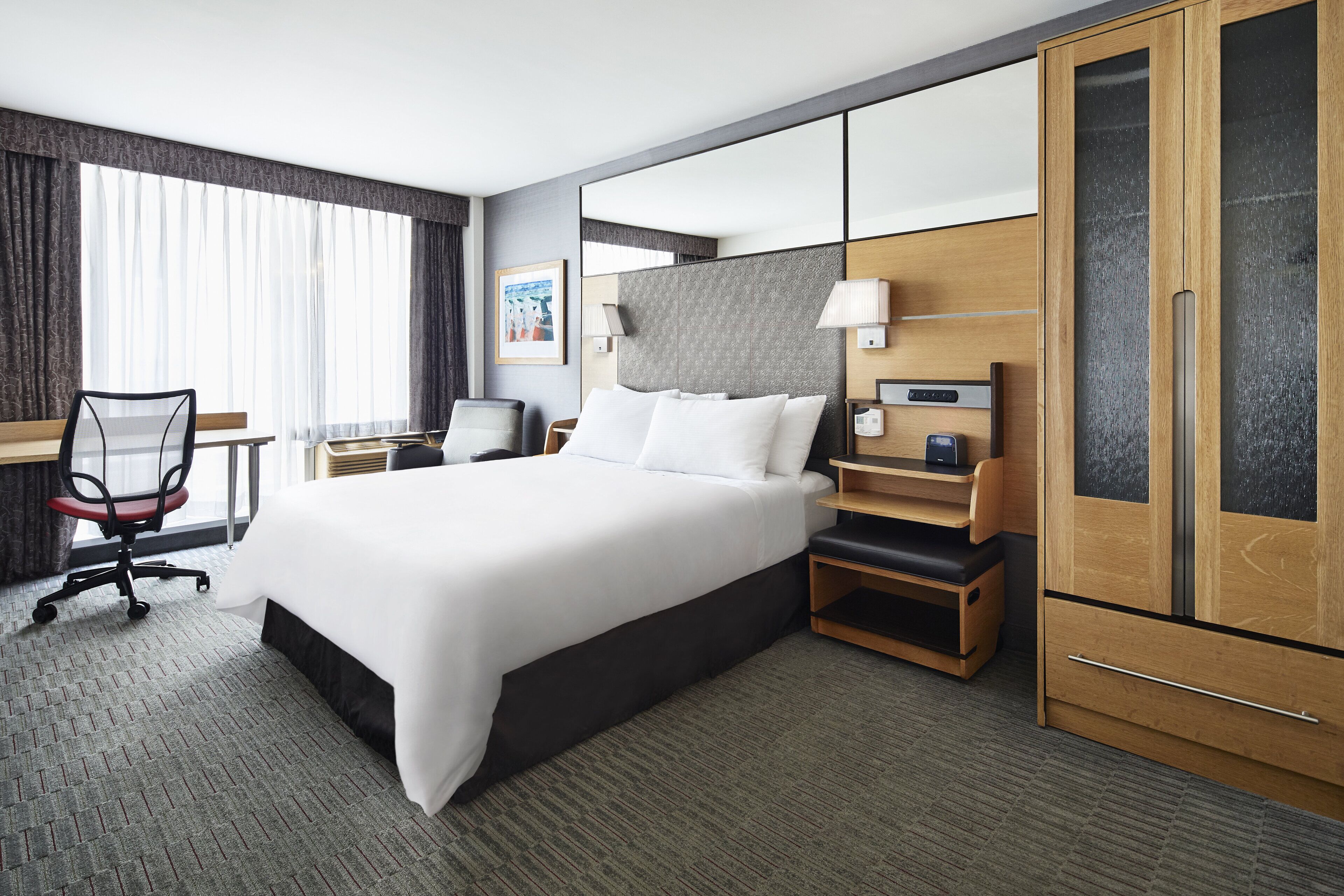 Premium bedding, in-room safe, desk, laptop workspace