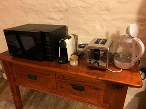 Full-sized fridge, microwave, oven, stovetop