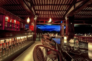 Serves lunch and dinner