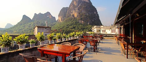 3 ristoranti, aperti a colazione, a pranzo e a cena, cucina italiana