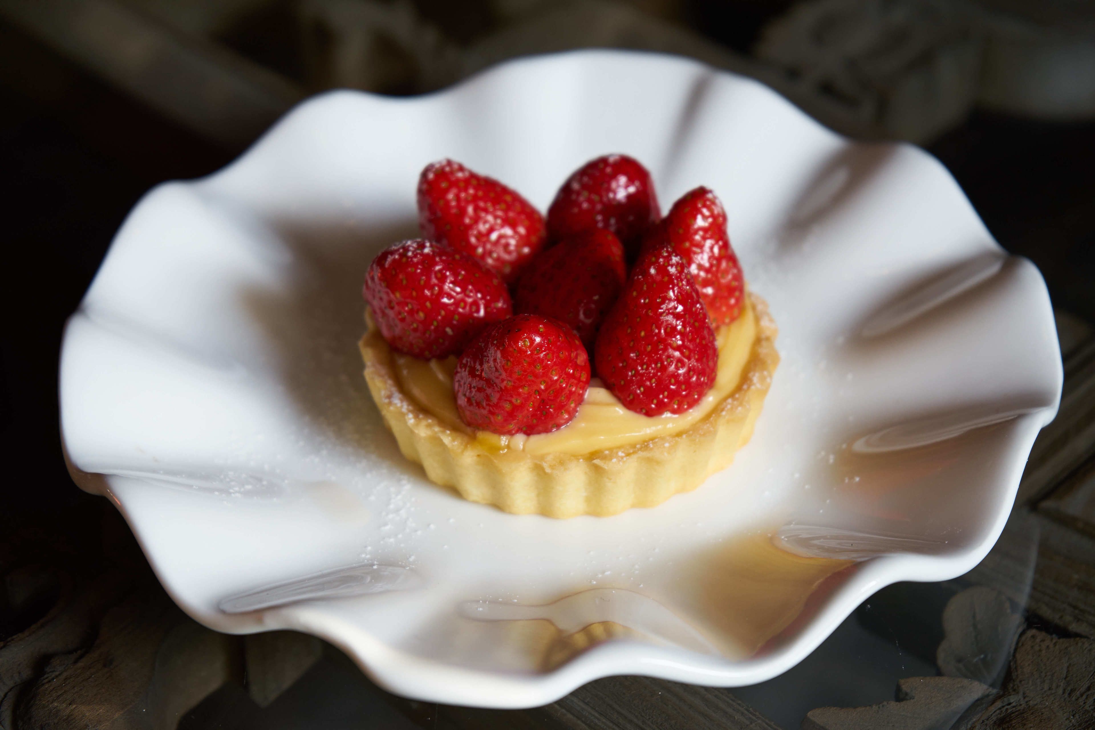 Un dessert servi dans une assiette blanche.