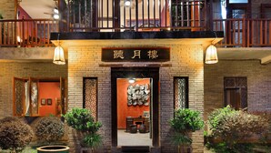 Un edificio tradicional con un letrero que dice “月楼”.