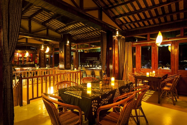 3 restaurants, breakfast, lunch, dinner served; Italian cuisine