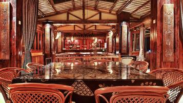 3 restaurants; breakfast, lunch, dinner and brunch served