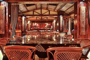 3 restaurants, breakfast, lunch, dinner served; Italian cuisine