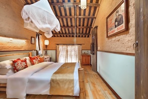 Superior Cottage, 1 Queen Bed | 1 bedroom, hypo-allergenic bedding, memory-foam beds, minibar
