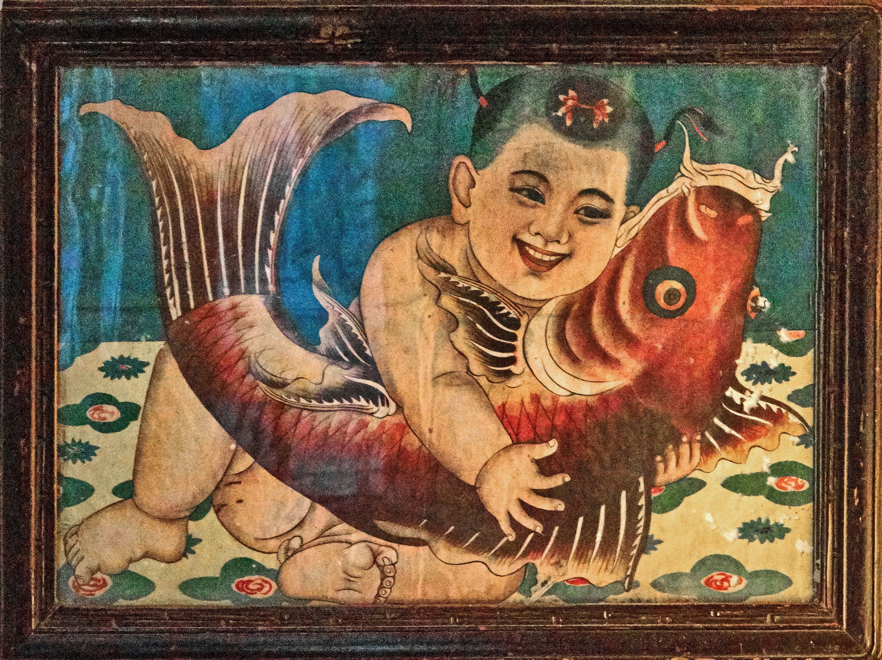 Una obra d'art amb un quadre que mostra un nen agafant un peix.