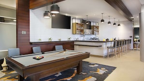 A pool table with a bar area and seating. - HYATT house San Jose/Silicon Valley (San Jose)
