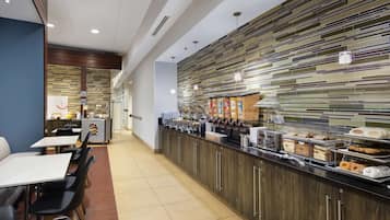 Desayuno bufé gratuito y diario