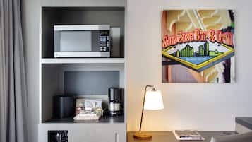 Habitación de hotel con microondas, cafetera y un letrero de San Jose Bar & Grill.