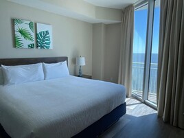 Suíte, 2 quartos (1 King Bed and 1 Full Bed) | Roupas de cama premium, cofres nos quartos, escrivaninha