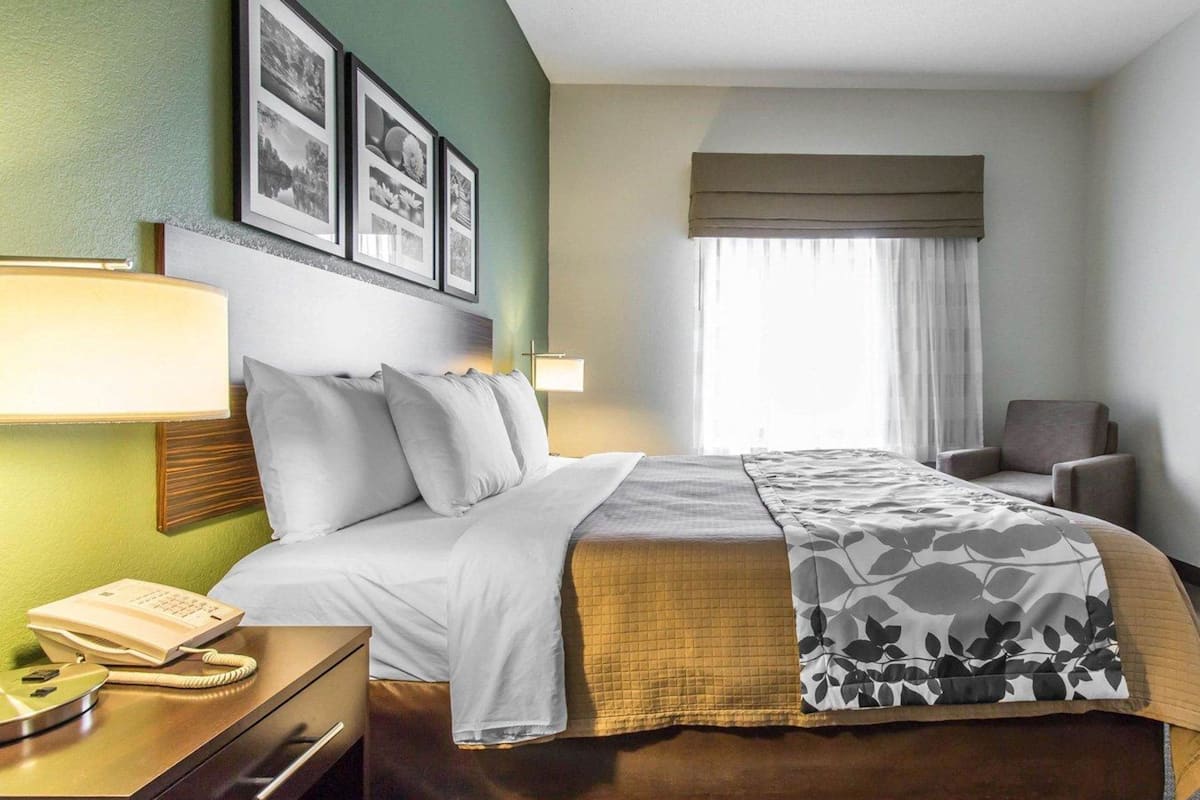 in-room safe, desk, laptop workspace, blackout curtains