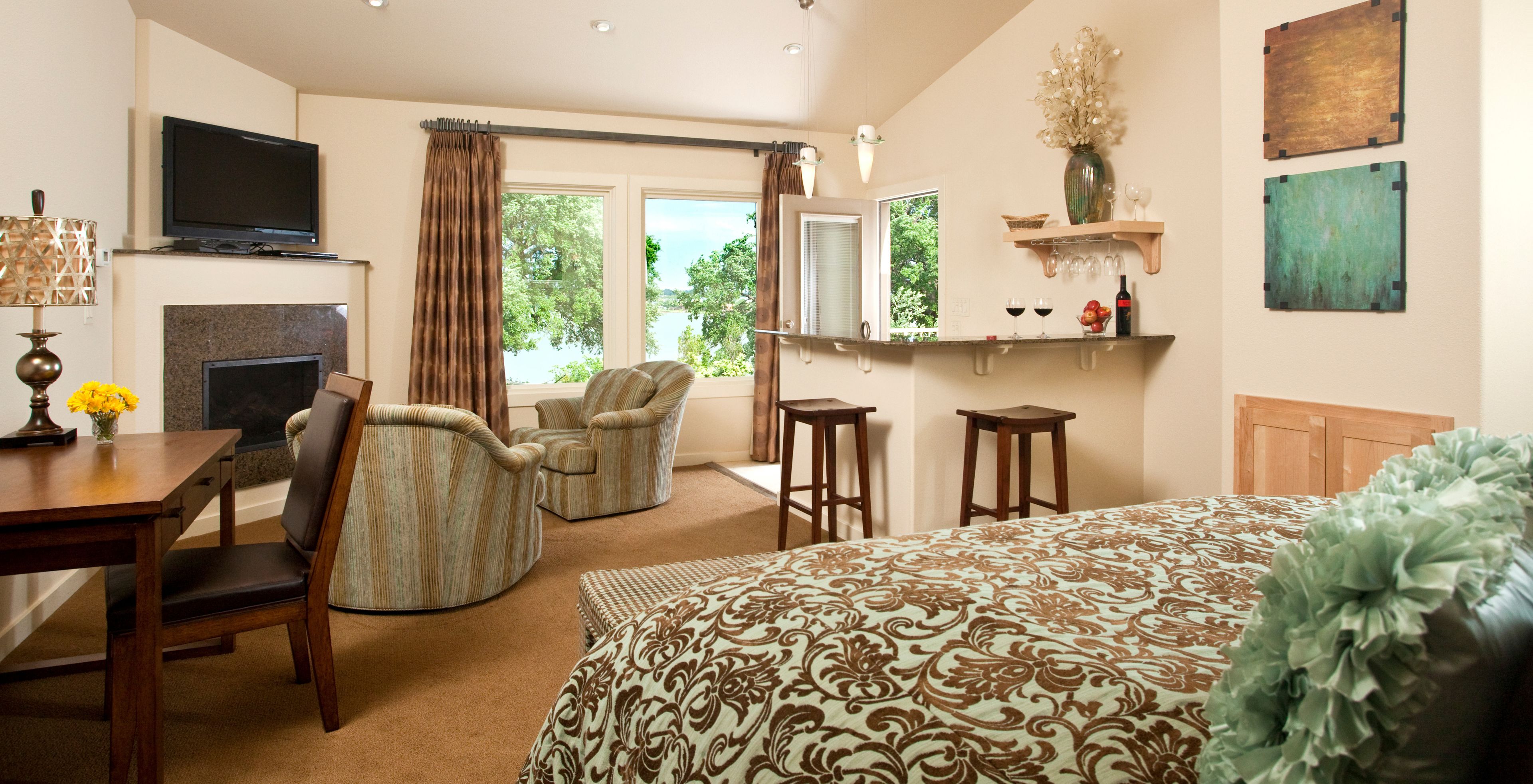 豪華開放式套房, 1 張特大雙人床, 按摩浴缸, 湖景 | 高級寢具、獨特裝潢、布置獨特、遮光布/窗簾