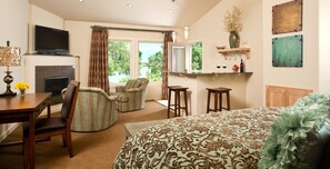 BrantsSuite | Individually decorated, individually furnished, blackout drapes - Inn on Lake Granbury a Boutique Hotel (Granbury)