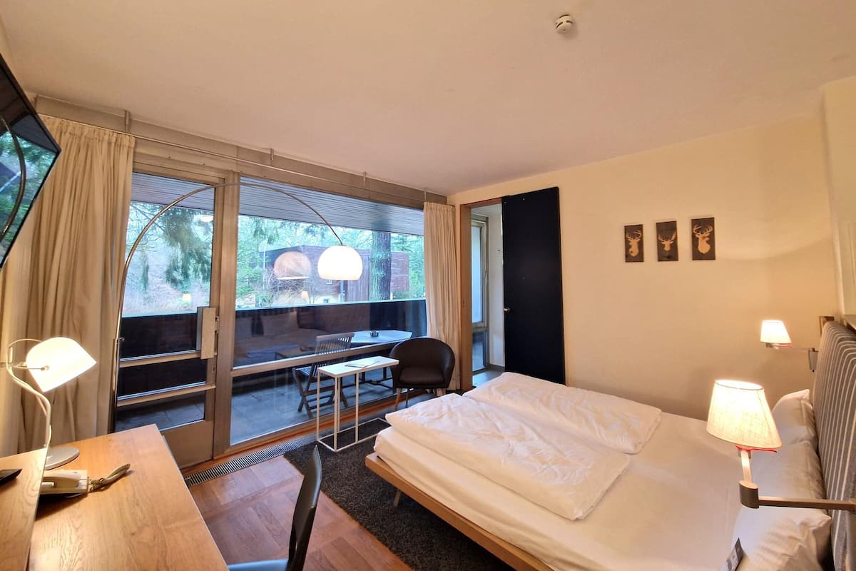Relax Plus Zimmer im Gästehaus | 防敏寢具、房內夾萬、書桌、隔音
