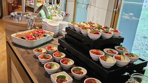 A buffet with various food items and a signboard. - Ringhotel Schorfheide I Waldresort Werbellinsee (Joachimsthal)