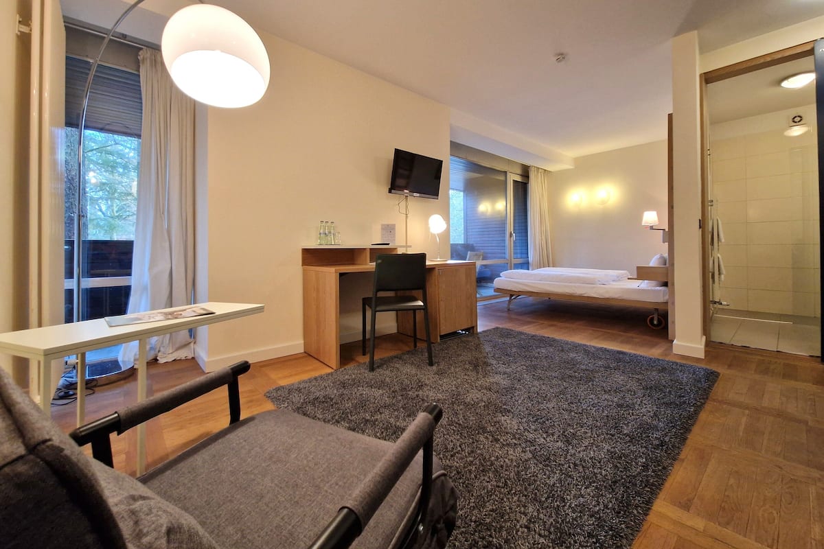 Relax Plus Zimmer B im Gästehaus | 防敏寢具、房內夾萬、書桌、隔音