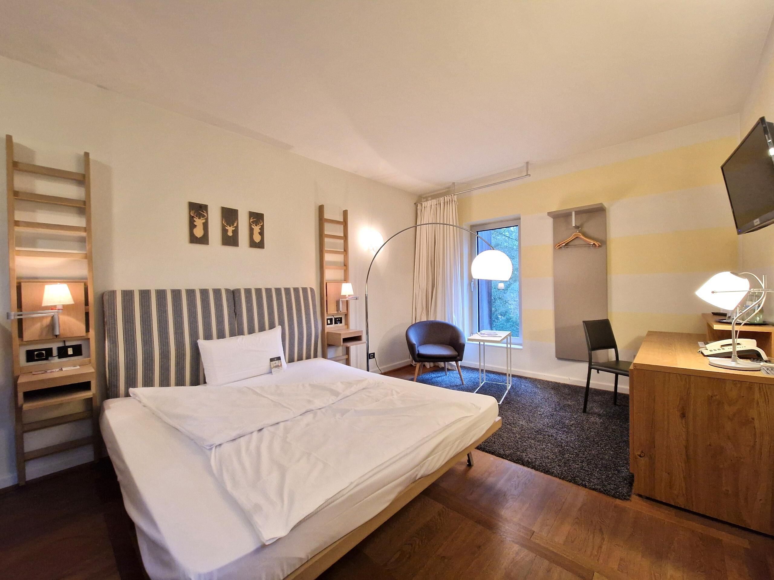 Classic Zimmer A im Gästehaus | Una cassaforte in camera, una scrivania, insonorizzazione