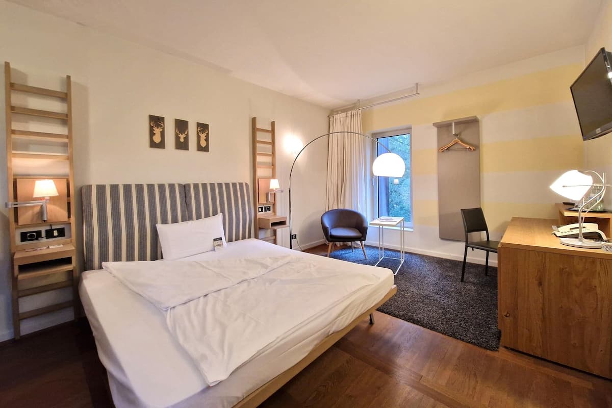 Classic Zimmer A im Gästehaus | 防敏寢具、房內夾萬、書桌、隔音