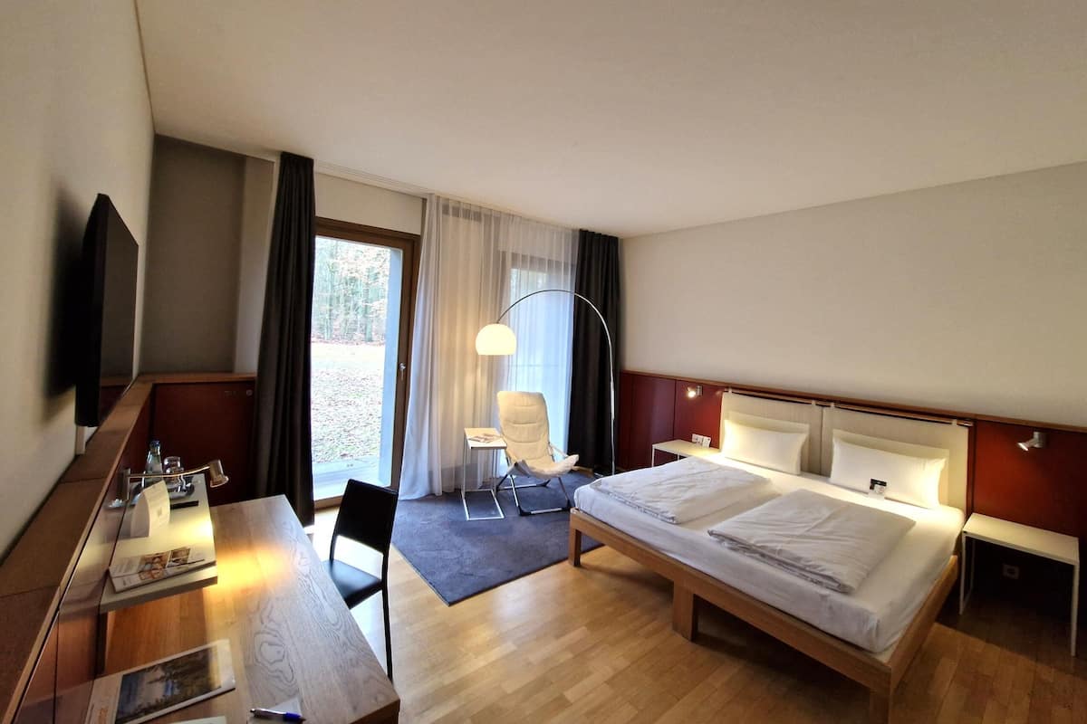 Comfort Zimmer B \- behindertengerecht | 防敏寢具、房內夾萬、書桌、隔音