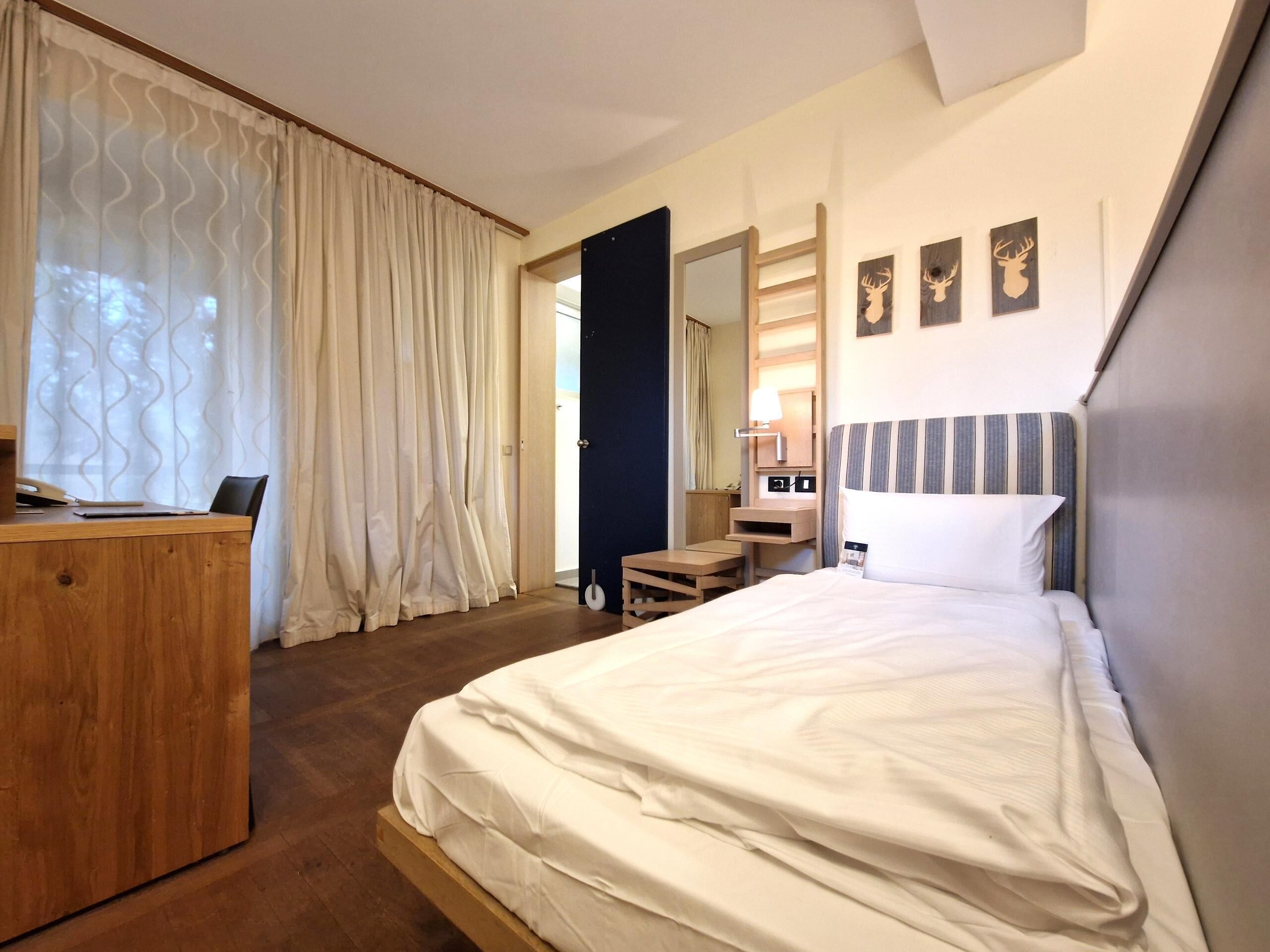 Classic Einzelzimmer im Gästehaus | Una cassaforte in camera, una scrivania, insonorizzazione