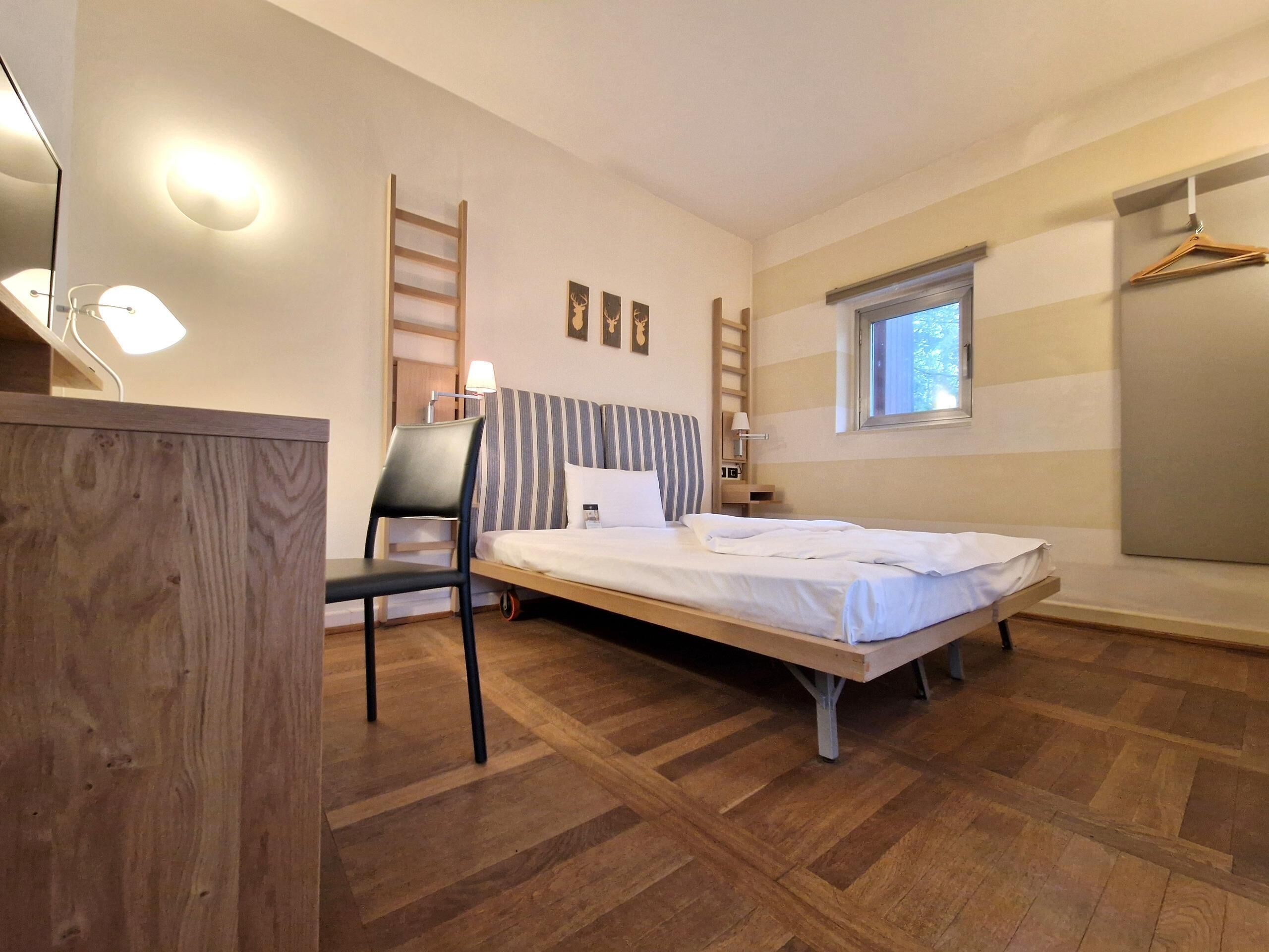 Classic Zimmer im Gästehaus | ตู้นิรภัยในห้องพัก, โต๊ะทำงาน, ห้องเก็บเสียง, Wi-Fi ฟรี