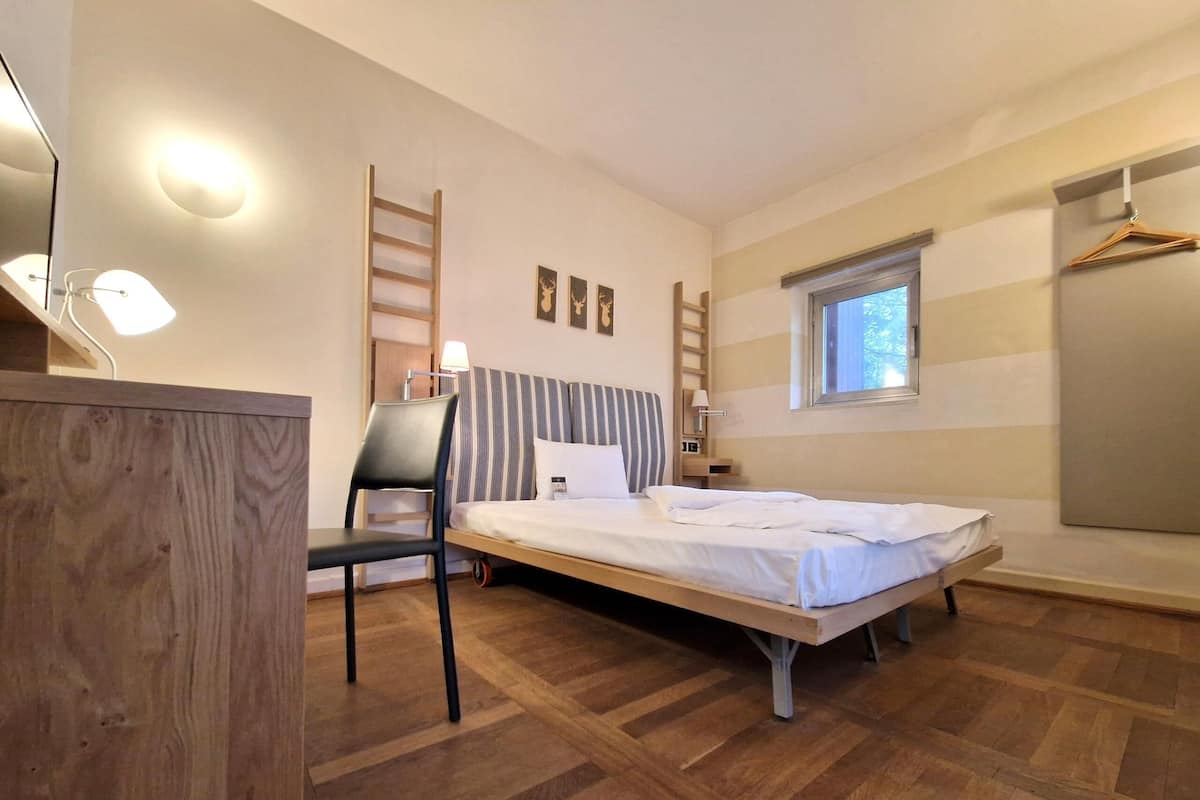 Classic Zimmer im Gästehaus | 防敏寢具、房內夾萬、書桌、隔音