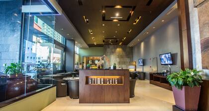 The B Hotel