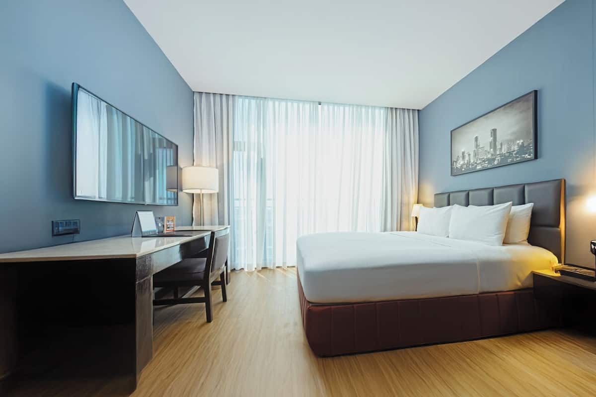 Minibar, caja de seguridad en la habitación y escritorio