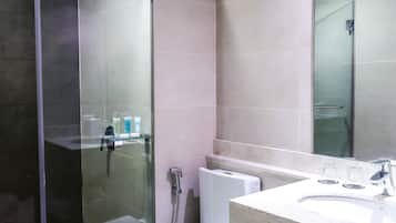 Standard Room, 1 Bedroom, Non Smoking | Bathroom | Shower, free toiletries, hair dryer, bathrobes