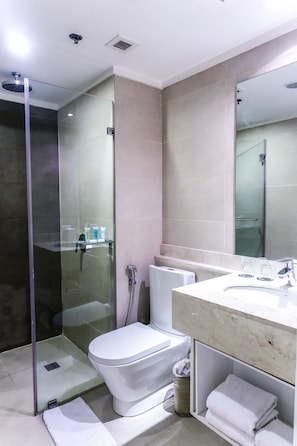 Standard Room, 1 Bedroom, Non Smoking | Bathroom | Shower, free toiletries, hair dryer, bathrobes