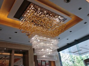 Un intérieur moderne agrémenté d’un grand lustre décoratif suspendu au plafond.