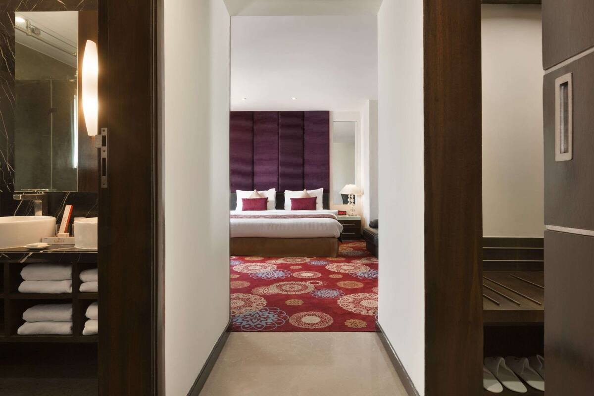 Junior Suite, 1 Katil Raja (King), Non Smoking | Bar mini, peti besi dalam bilik, meja, ruang kerja komputer riba 