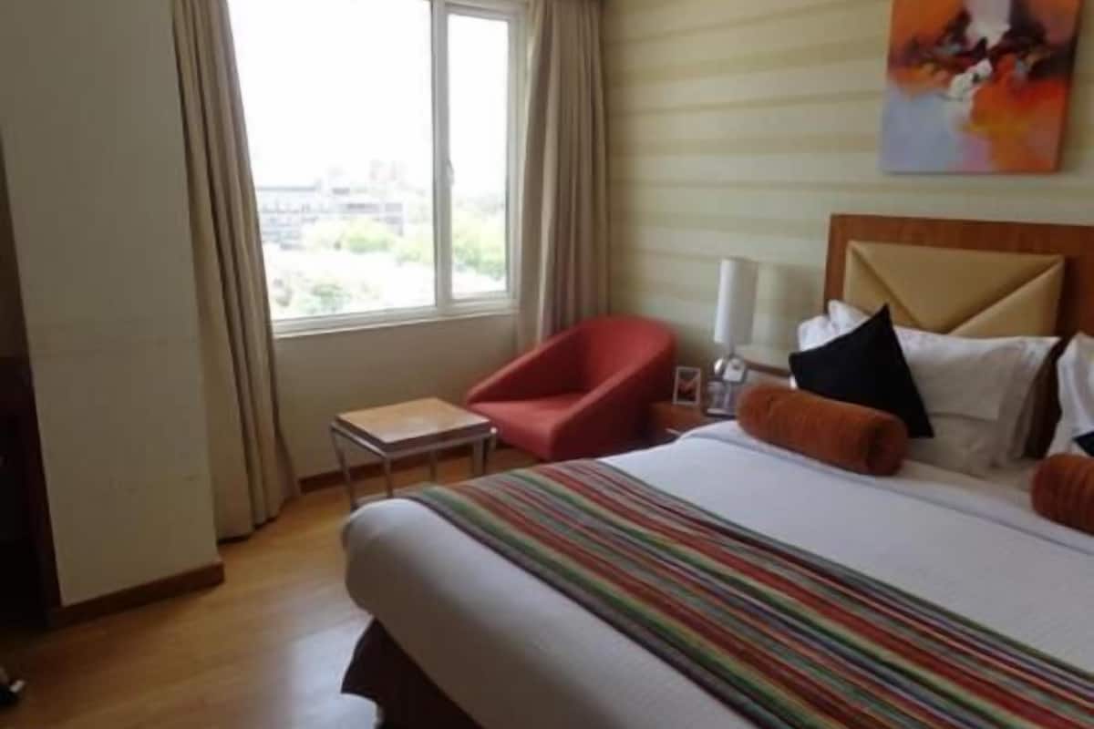 Minibar, in-room safe, desk, laptop workspace