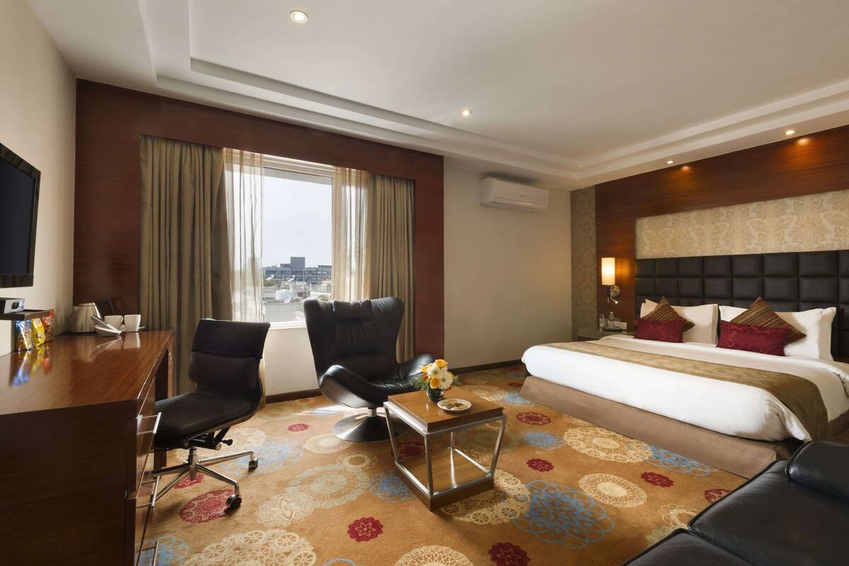 Room, 1 Katil Raja (King), Accessible, Non Smoking | Bar mini, peti besi dalam bilik, meja, ruang kerja komputer riba 