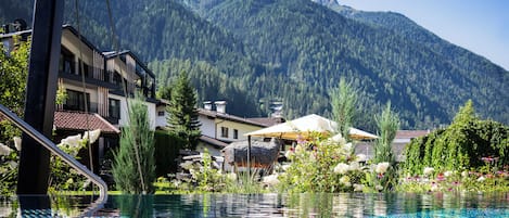 Innenpool, AuĂenpool, Sonnenschirme, LiegestĂŒhle