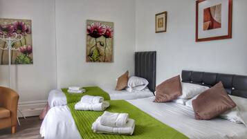 Triple Room | Iron/ironing board, free WiFi, bed sheets