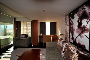 Deluxe suite, uitzicht op meer | Een minibar, een kluis op de kamer, gratis wifi, beddengoed