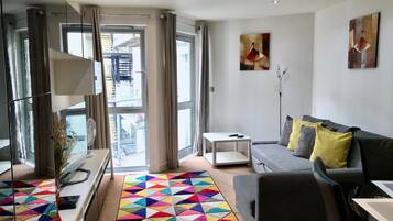 تلفزيون بشاشة مسطحة، مشغل دي في دي، وحدة شحن آي بود