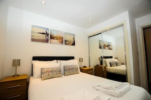 Superior-Apartment, 2 Schlafzimmer | Individuell dekoriert, individuell eingerichtet, Bügeleisen/Bügelbrett