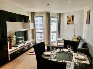 Living area - Your Stay Bristol Marsh House (Bristol)