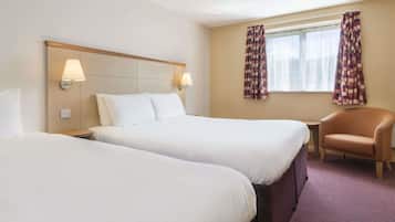 Escritorio, wifi gratis, ropa de cama y despertador