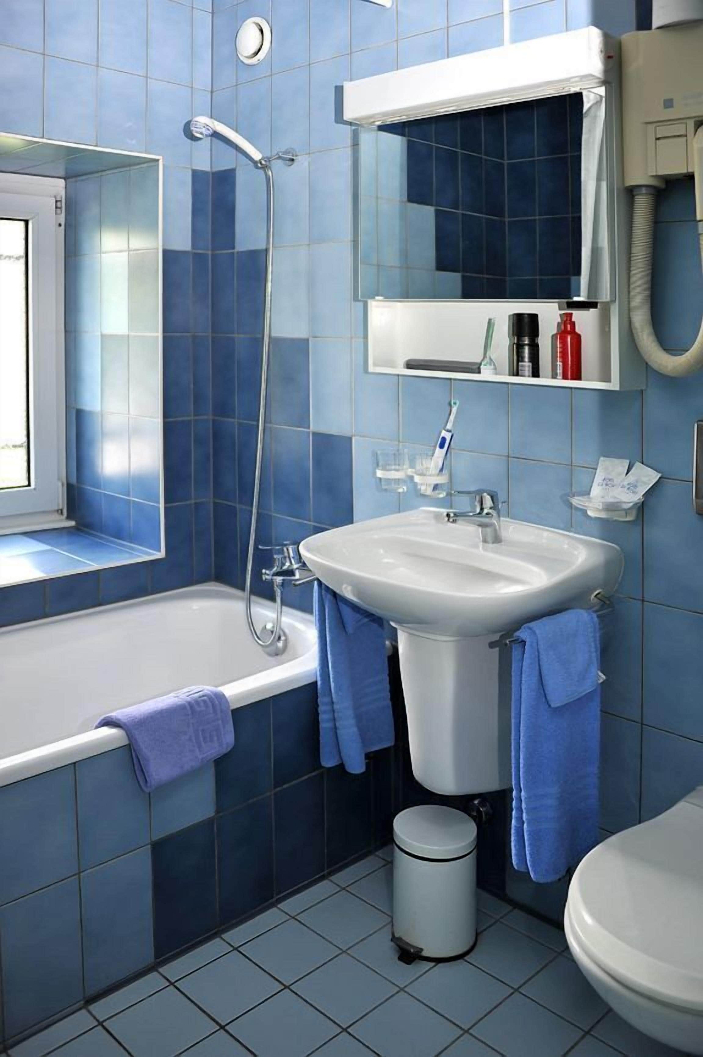 business double room, balcony, lake view | bathroom | hair dryer, towels, soap, shampoo