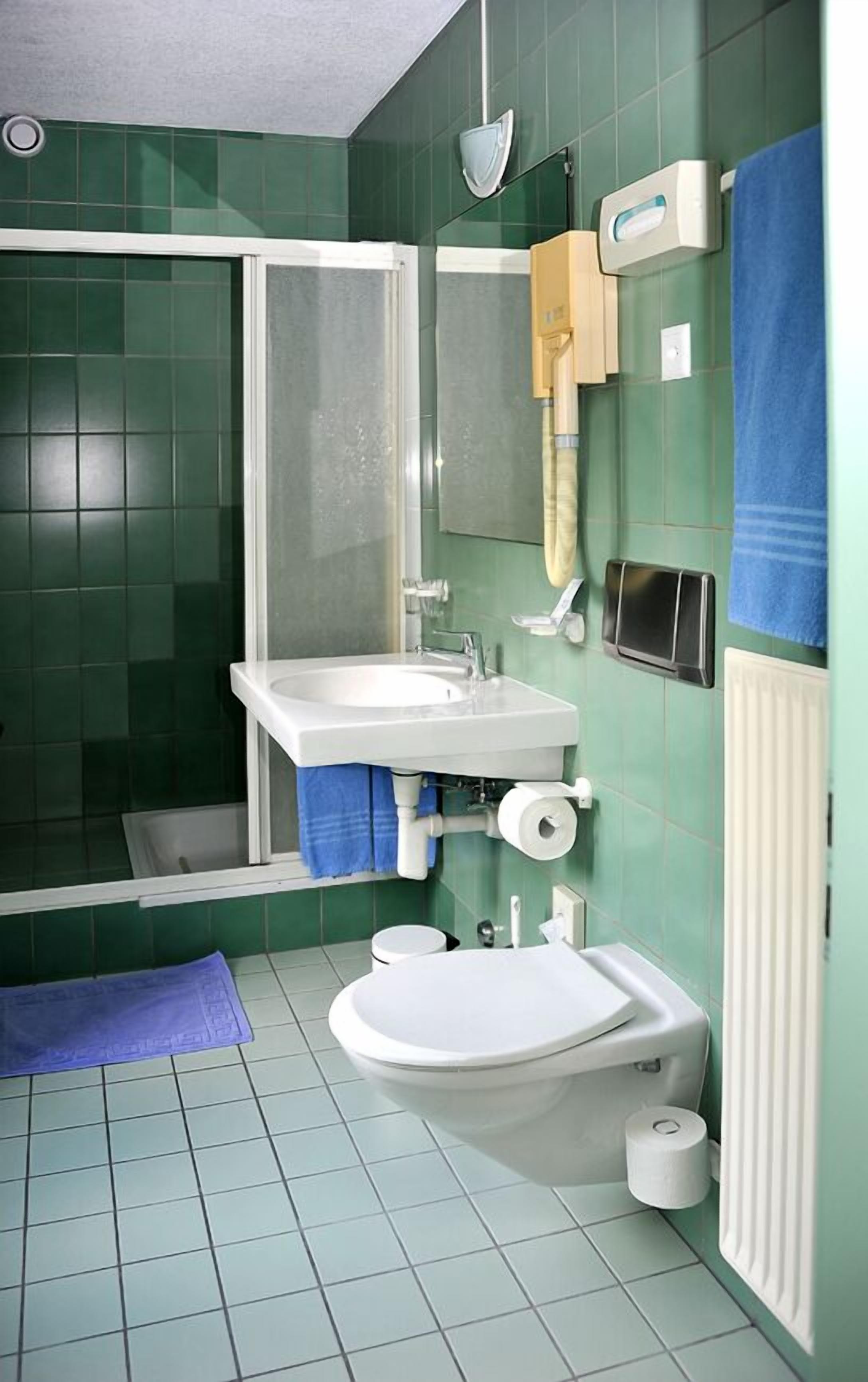 standard double room | bathroom | hair dryer, towels, soap, shampoo