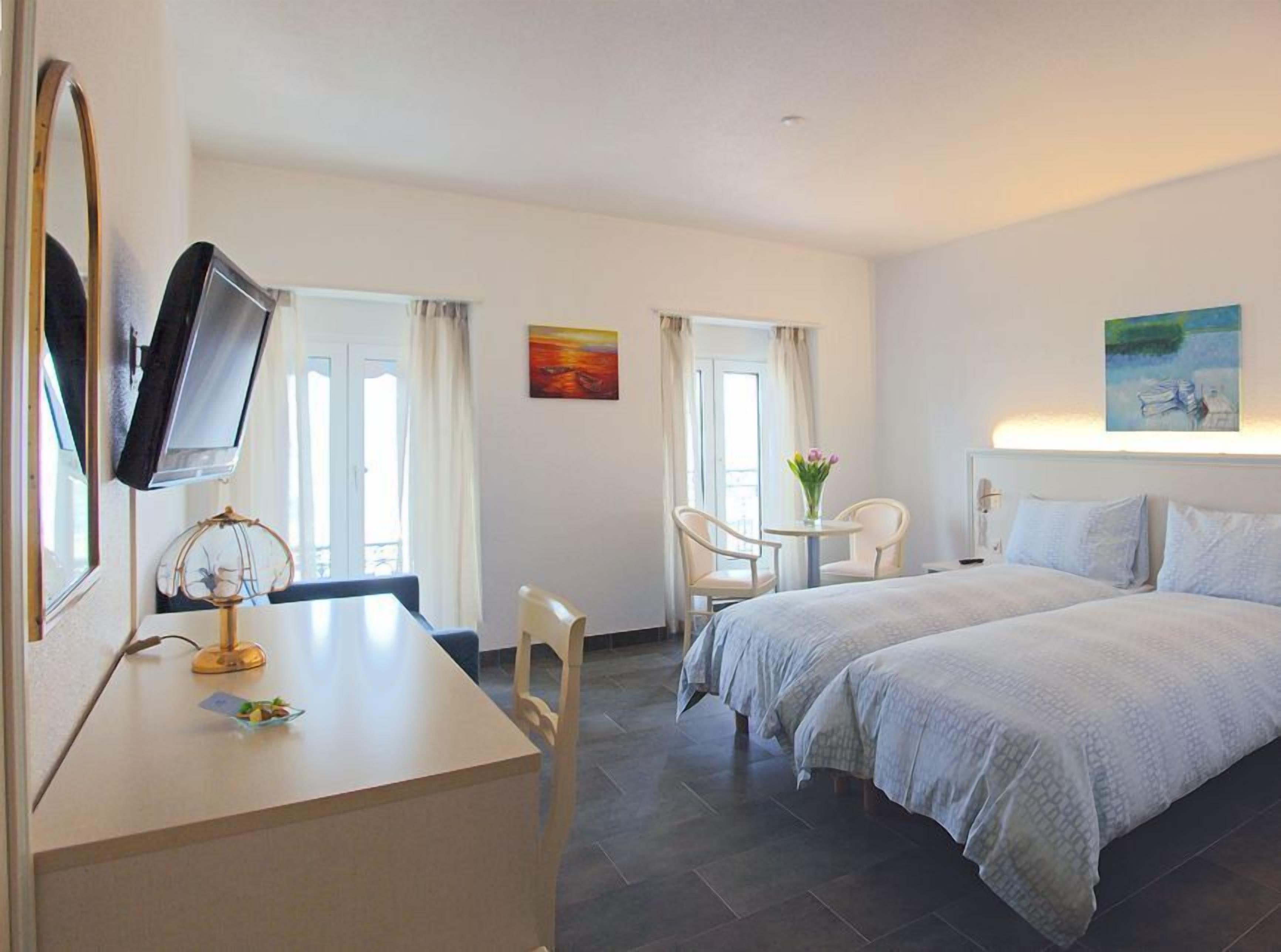 business double room, balcony, lake view | 1 bedroom, in-room safe, desk, laptop workspace