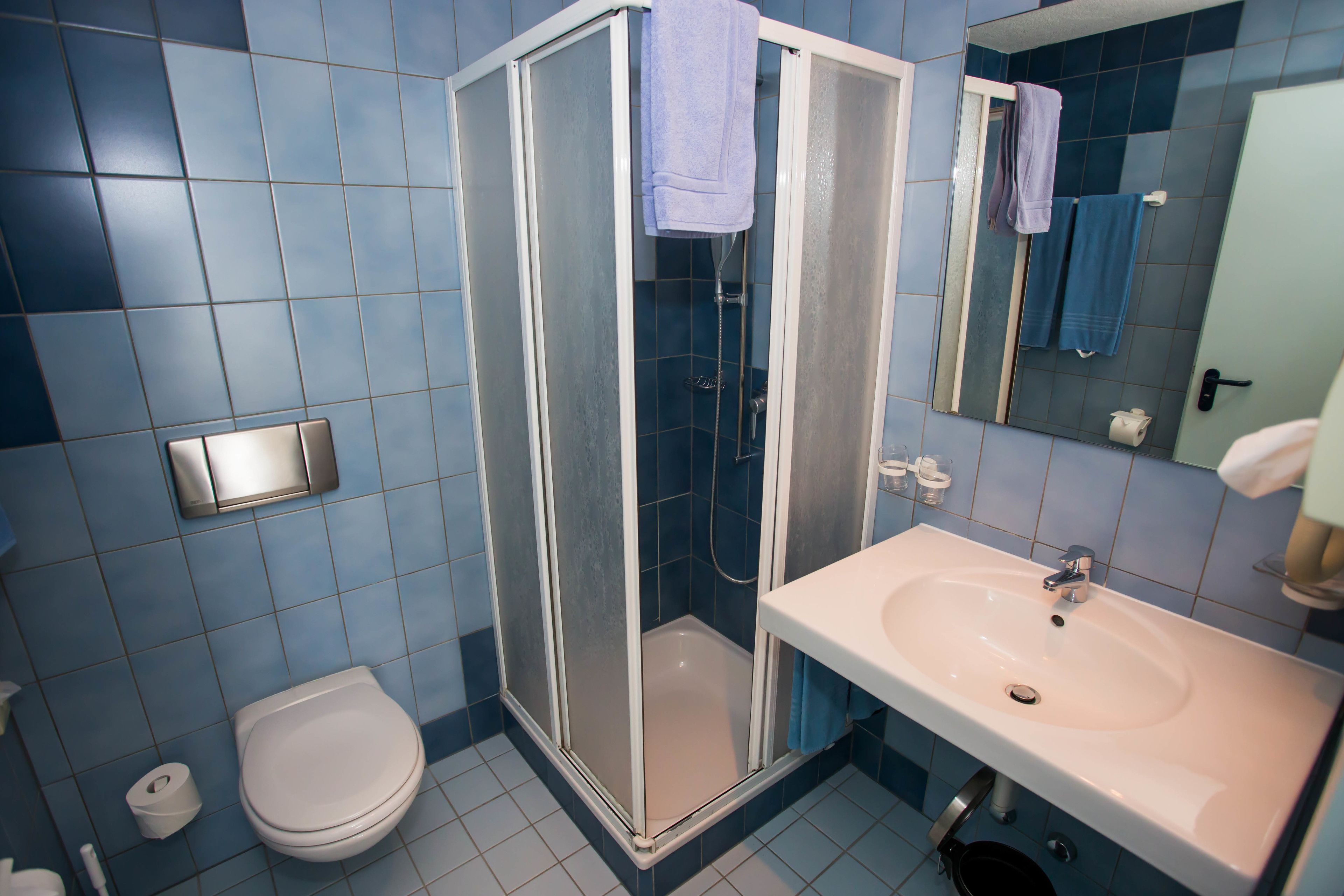 standard double room | bathroom | hair dryer, towels, soap, shampoo