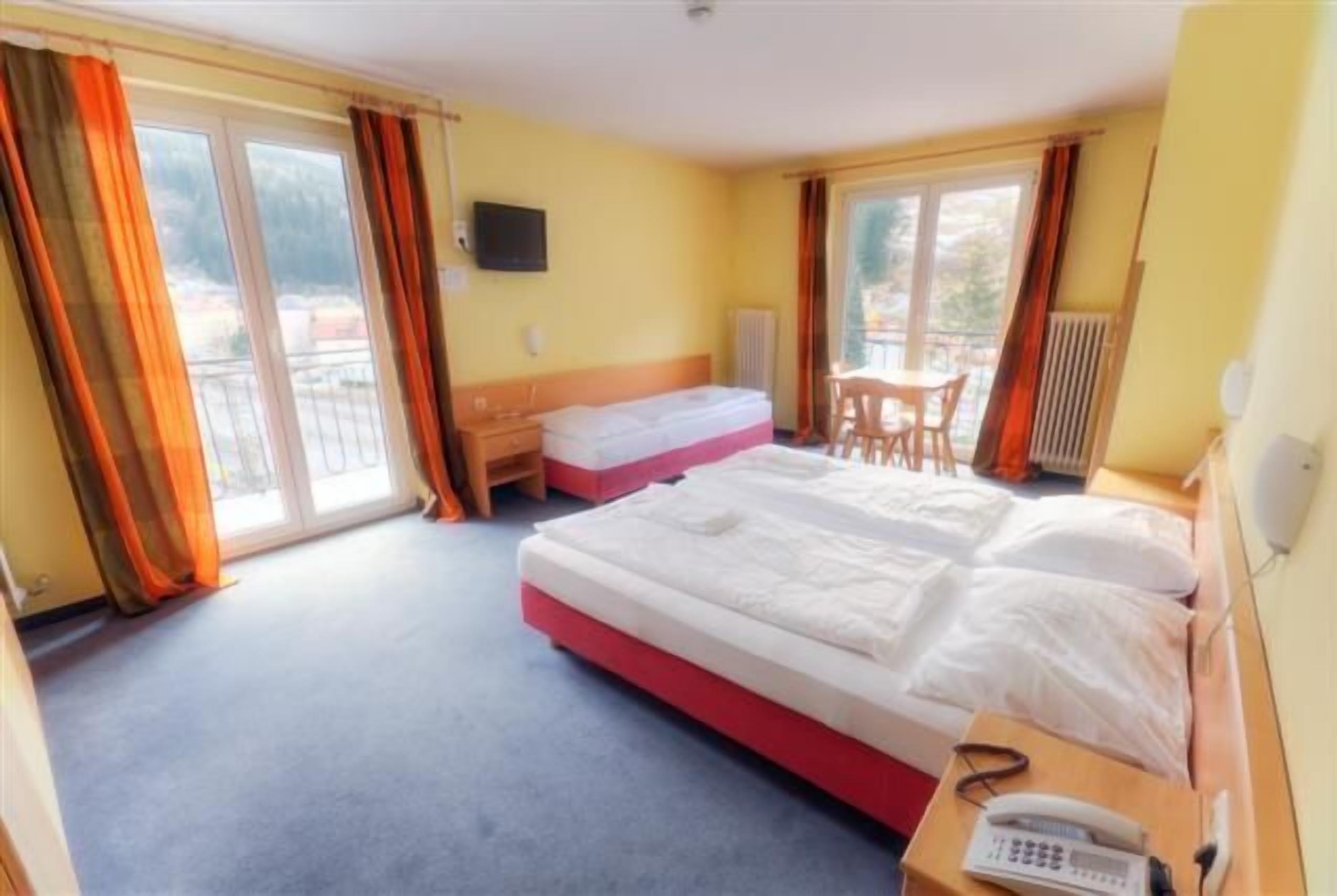 cots/infant beds, rollaway beds, free wifi