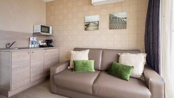 Triple Studio, Sea view | ๊ฑฐ์ค ๊ณต๊ฐ | ์์ฑ ์ฑ๋ ์์ฒญ์ด ๊ฐ๋ฅํ 30cm TV