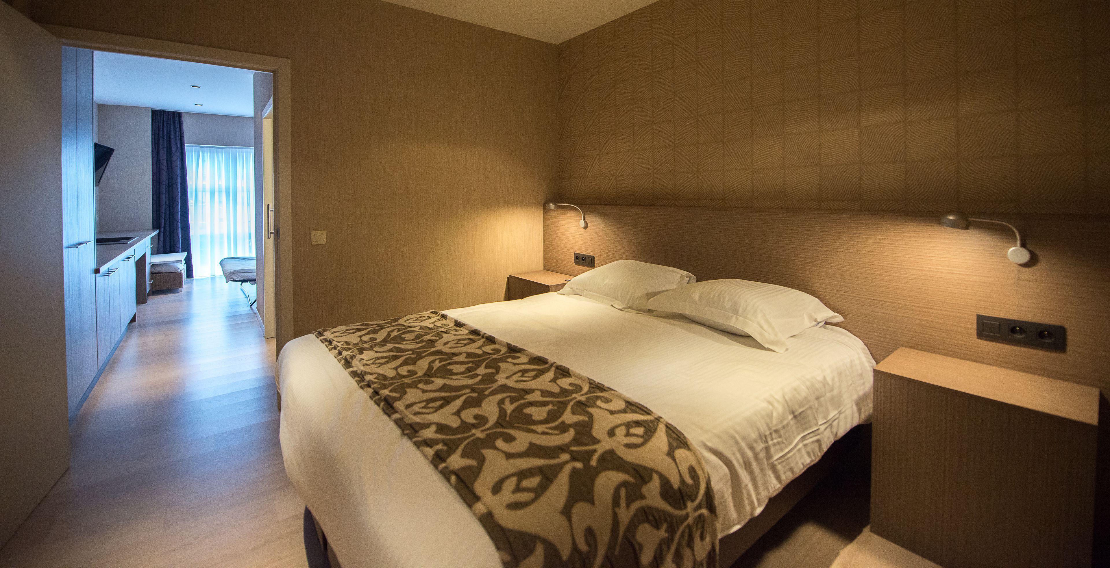 Cortinas blackout, wifi gratis y ropa de cama 